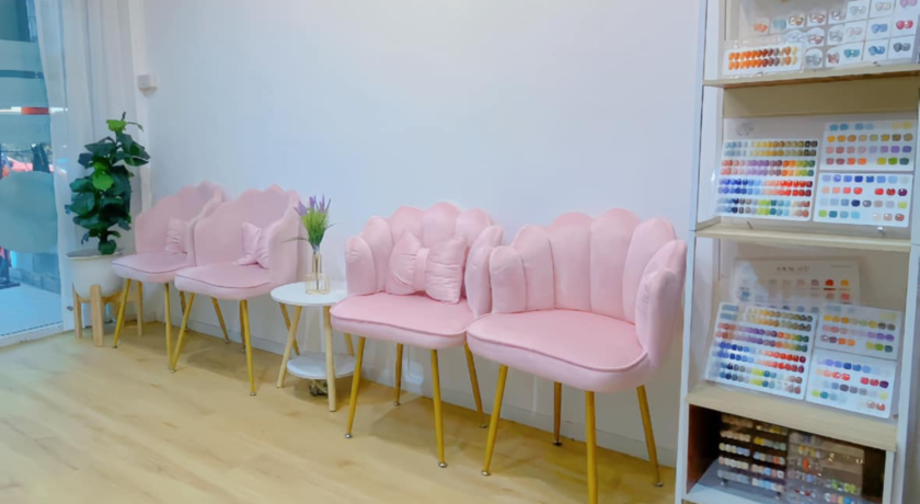 Sala de espera con butacones de terciopelo